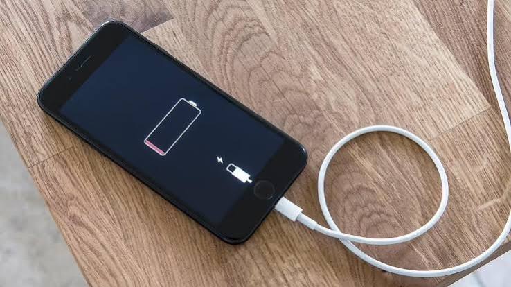 Telefonu gece boyunca şarjda bırakmak gerçekten bataryaya zarar veriyor mu?